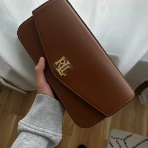 Lauren Ralph Lauren - Vill sälja min LRL bag som aldrig använt  Har fått den som present  Kan träffa i Borås Ordpris 3795kr Mitt pris 2500kr  Fraktfritt