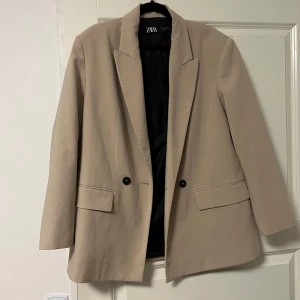 Kavaj från ZARA - Kavaj från Zara i bra skick. Säljs pga ingen användning