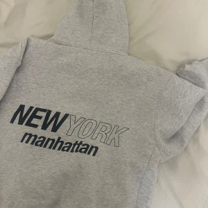 Grå hoodie - Grå hoodie m tryck på ryggen 🤩 helt oanvänd, köpt på zara! Jätte skönt material.