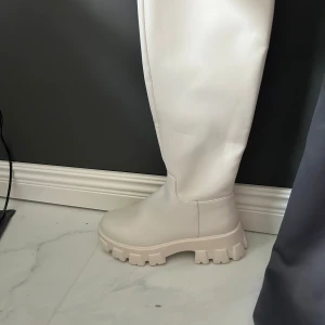 Vita boots - Superfina. Helt nya 