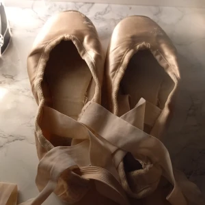 Tåspetsskor - Fina beiga tåskor med tåskyd.