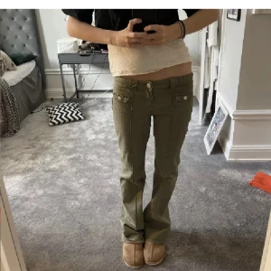 Gröna hm jeans - Säljer dessa så coola lågmidjade jeansen💕 Hör av dig om du har frågor💗💗
