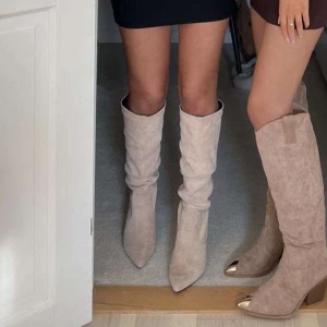 Stövlar - Säljer mina slutsålda stövlar från asos😍 Stl 39 (låg klack), köparen står för frakten!