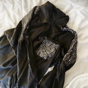 Blus  - Snygg blus med glitter paljetter i fram och bak! Står ingen storlek men uppskattas vara S-M