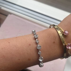 Caroline Svedbom armband - Säljer då jag inte använder silver smycken
