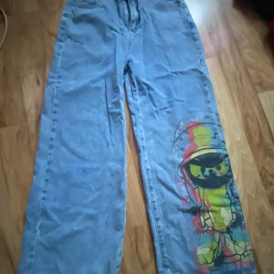 Jeans  - Högmidjade jeans från shein med tryck på ena benet. Är i storlek L men dom är väldigt tajta i midjan för mig så skulle säga att M är en bättre storlek för byxorna. Överlag sköna och snygga annars. Originalproduktioner ca 130kr.