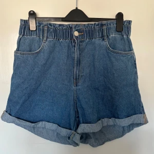 Jeans shorts - Jeansshorts i storlek L