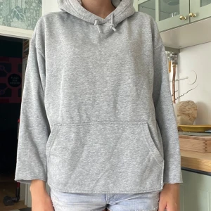 Hoodie  - Såååå fin hoodie, klippt av ärmarna och längden själv, väldigt cool 😎 