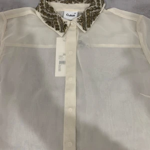 Fin skjorta  - Ny med prislapp skjorta i st 36 från Cubus o kan användas både till fest o vardag 