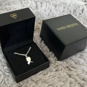 Maria Nilsdotter halsband  - Jag säljer den vänstra delen av you&me halsbandet. Helt nytt, kvitto finns. Lappen på halsbandet är kvar! 💕 Silver i stl 45.  Inköpt på nk i Stockholm.