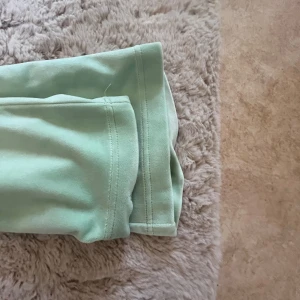 Gröna juciy byxor  - Den är i storlek s och kommer inte till användning använd 1 gång bra skick 