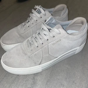 Axel Arigato skor  - Säljer dessa gråa arigato skor i storlek 38, knappt använda. Sulor tillkommer om man vill🤍 