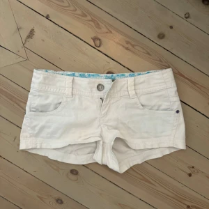 jeans shorts  - Vita lågmidjade jeansshorts, midjemått:38cm längd:24