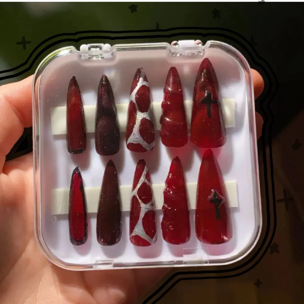 Handgjort press-on nailset❤️🔥i formen stiletto, storlek S. Asusteet.