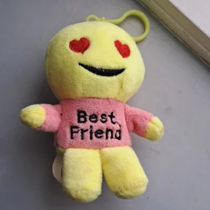 Nyckelring gul figur - Oanvänd. 🩷😊