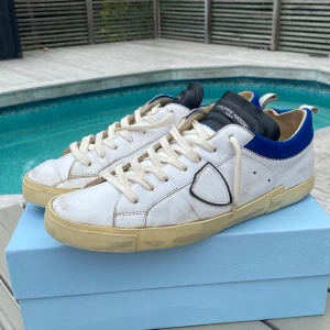 Philippe models - Tjabba, säljer mina Philippe model skor som har varit med länge. Har lyckats hållit dem i rätt bra kvalitet. Sitter bra och är jävligt sköna. Själv har jag 44 i storlek och tycker dem passar mig skit bra. 