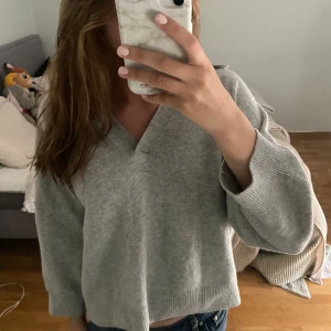 Grå stickad tröja! - Säljer denna gråa stickade tröjan då den inte kommer till användning, gott skick!