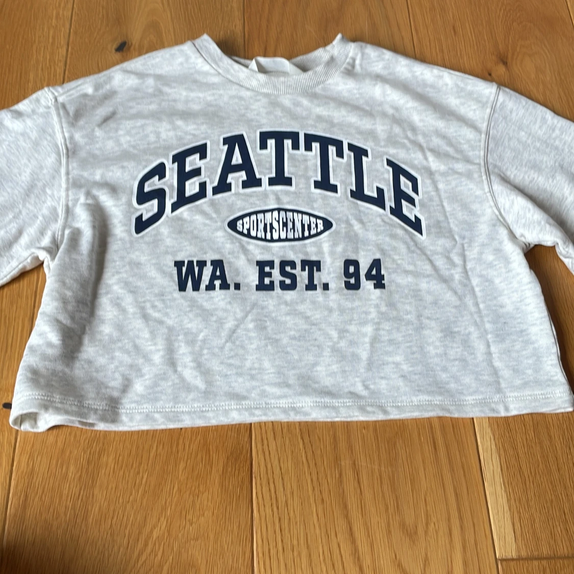  En hoodie och tre tjocktröja, 8-12 år.   - 92