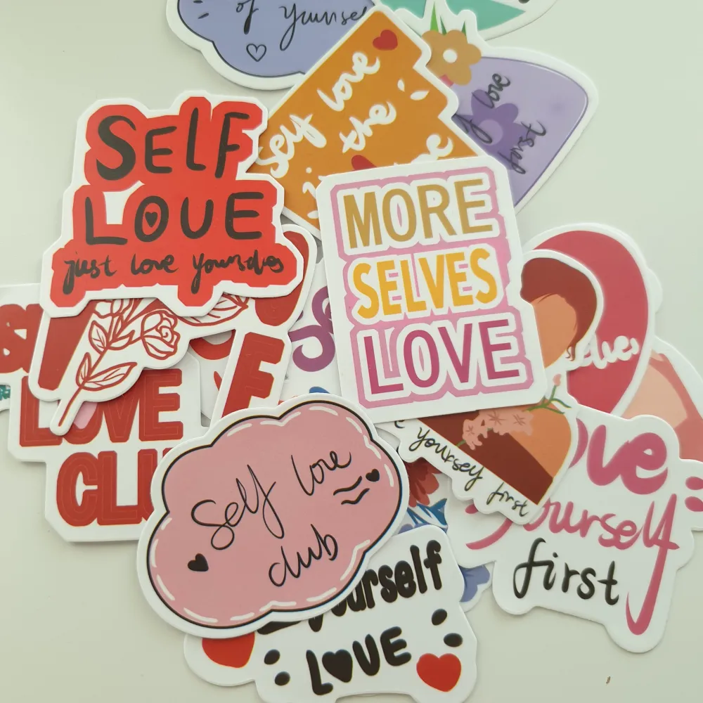 Klistermärken/stickers Motiv: love yourself  Antal: 20st Skick: ny/oanvänd  Kul att använda till pyssel, scrapbooking och annat. Kan tex användas till att dekorera din bärbara dator, skateboard, resväska, etc. . Övrigt.