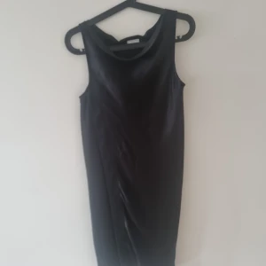 klänning - En lite tajt svart klänning