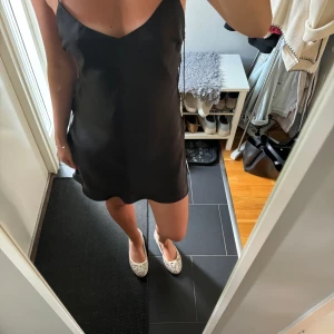 Klänning - En helt ny klänning i satin med öppen rygg från Zara, storlek S med prislapp kvar.