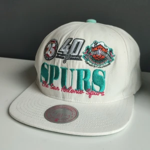 SPURS NBA KEPS - 9/10 skick aldrig använd köpt för 400 på hat Store 