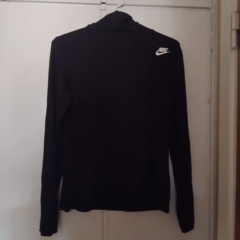 Oanvänd polotröja från Nike Sportswear. Stl M, säljer då den är lite för stor för mig. Finns i Västerås eller skickas mot frakt (46kr). Tröjor & Koftor.