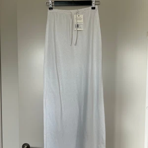 Vit maxikjol  - Kjol i linnemix från Glassons (Australien). Aldrig använd. Storlek 34 / xs / 6