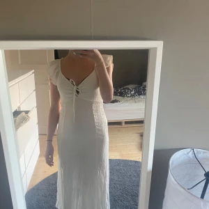 Vit sommarklänning - En jättesnygg klänning från lager 157. Säljer eftersom den är för stor för mig💕 den är i storlek S . Jag har aldrig använt den, bara provat 