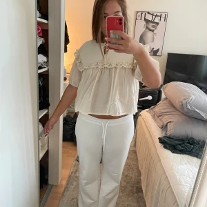 Zara blus  - Köpt förra sommaren! Jätte fin! Helt oanvänd typ använt 1 gång. Jötte fin på och somrig. Perfekt till fest och vardag 