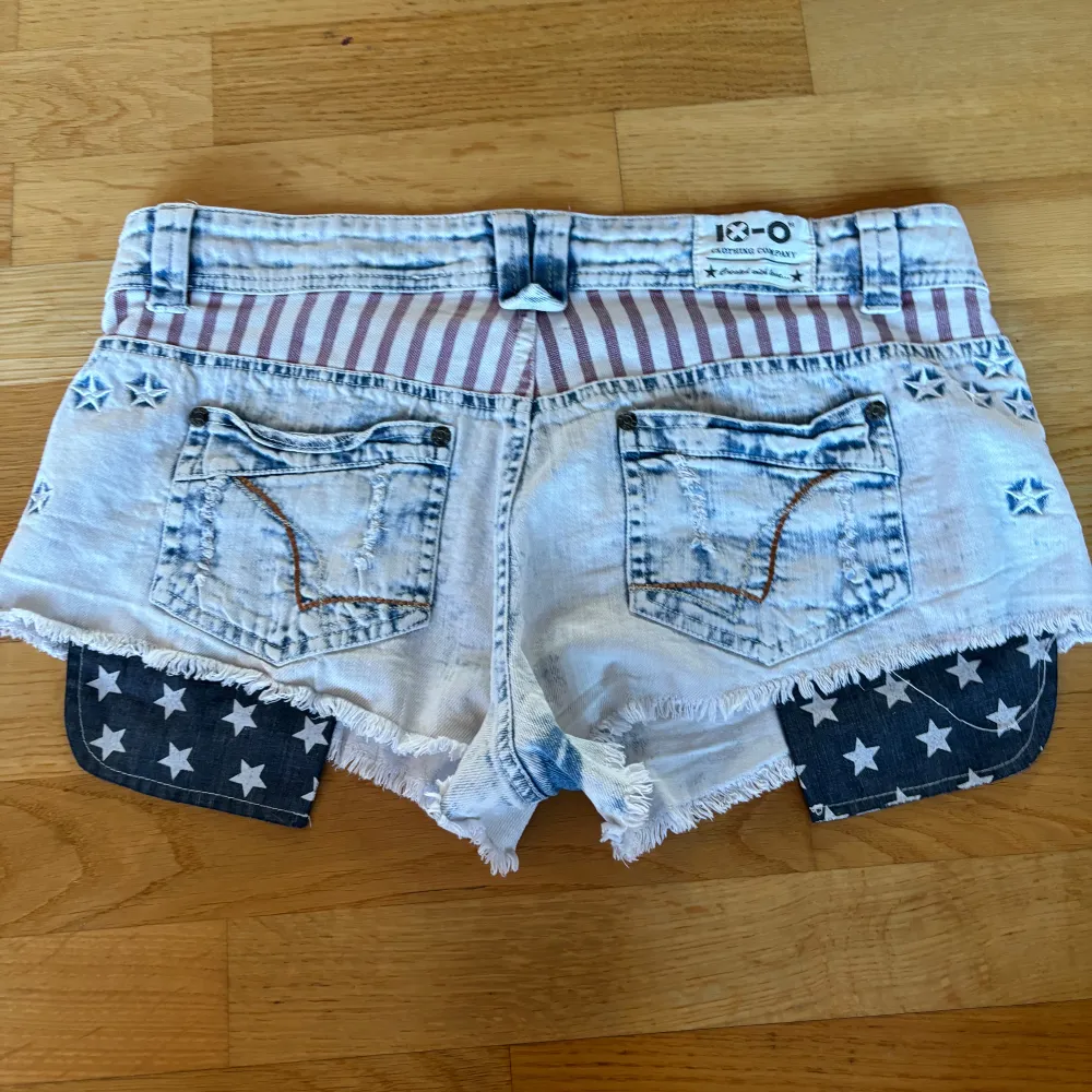 Så snygga lågmidjade vintage jeansshorts med usa tryck. Jag är 168 och det är mina bilder. Köp via köp nu direkt eller Swish, kvar tills markerad som såld 🌸. Shorts.