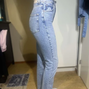 Zara jeans  - Ljusblåa högmidjade jeans från Zara med slits vid insidan av foten. Observera att jeansen är uppsprätta vid midjan, inget som dock syns. Fråga jättegärna en bild om det vid intresse💕