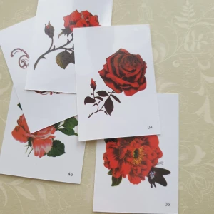 5st röda rosor, blommor tatuering  - Tatuering/tattoo Motiv: röda rosor/blommor  Antal: 5st  Storlek: ca 4,8×7cm,  Skick: nya/oanvända, Tillfälliga tatueringar du sätter på kroppen med hjälp av vatten 