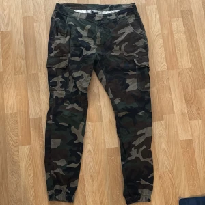Cargo byxor  - Camo färgade cargo byxor 