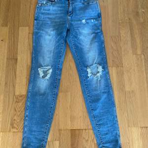 Oanvända skinnyjeans i storlek 40