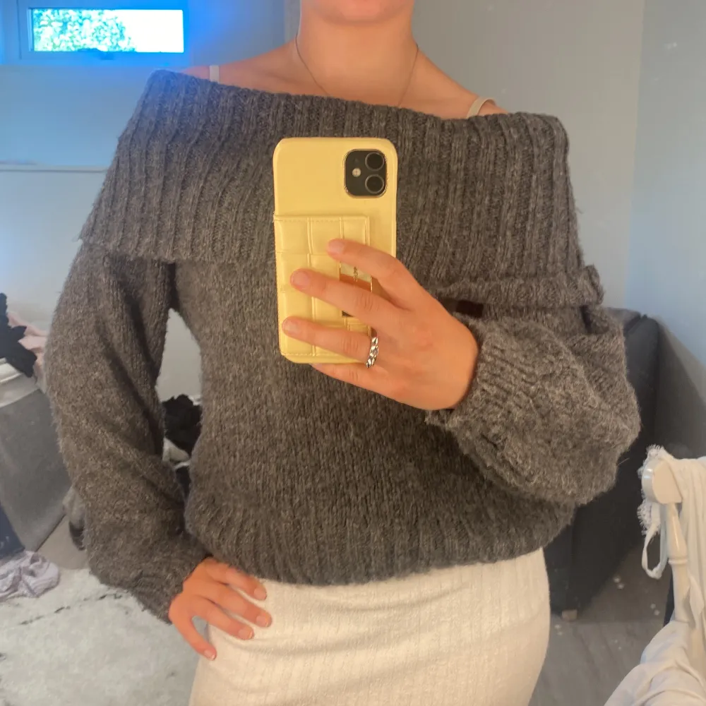 Off shoulder tröja som är varm och skön! 💕. Stickat.