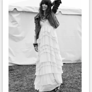 Volangklänning  - Så snygg exklusive volangklänning i fint skick