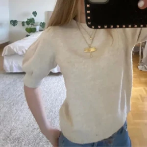 stickad t-shirt  - Stickad tröja från Vero moda, köpt här på plick men den har används Max fem gånger av mig. Tröjan är lite nopprig men har inga fler defekter än så. 💗 skriv om du undrar nåt 