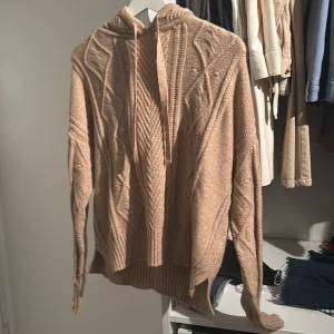 Cardigan - As snygg stickad hoodie till hösten🩷 Den är så mjuk och sticks inte, använd ett fåtal gånger🩵