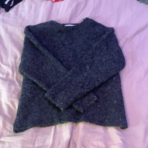 Grå/svart stickad ull tröja - Nu säljer jag en stickad ull tröja som är one size men skulle tippa på S, den är använd några gånger💕 Kontakta gärna innan köp💕