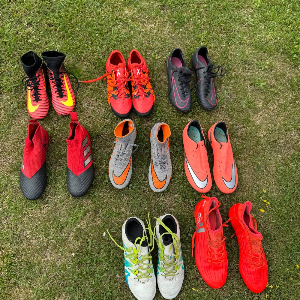 Röda adidas längst nere till höger är i storlek 39 1/3. Vita adidas till vänster om de röda är i storlek36. Mango färgade mercurial är i storlek 36. Gråa Nike hypervenom med strumpa är i storlek 36. Adidas pure control (röd svarta andra raden)är i st. Skor.