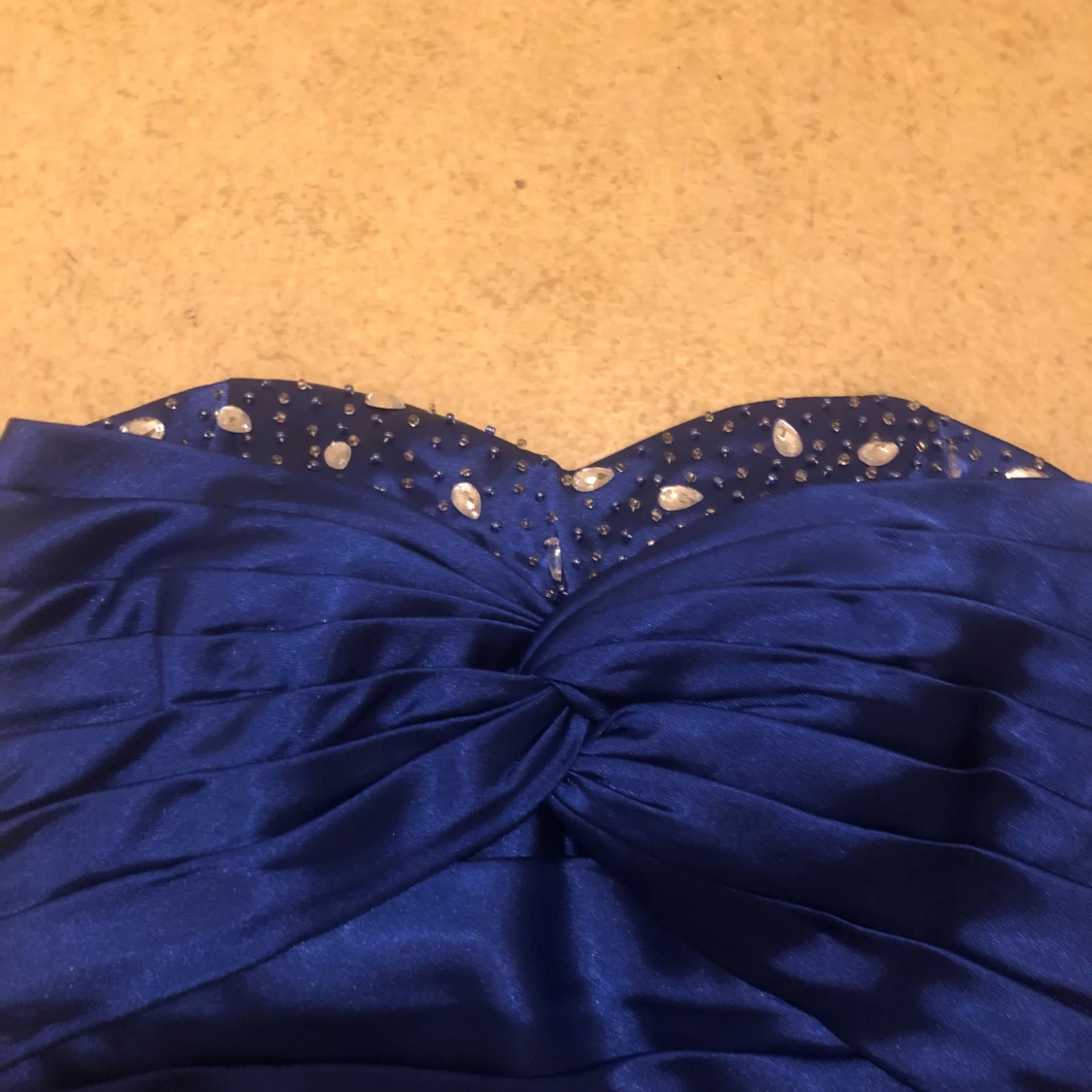 Kungblå axelbandslös klänning - 91