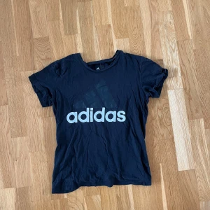 Adidas t-shirt - Adidas t-shirt i storlek 12-14y men funkar även som xs. Tröjan är välanvänd men fortfarande i bra skick.