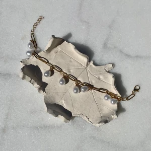 Armband - Ett handgjort guldigt armband med pärlor. Size: 17,5 cm (även justerbar) Gjort av rostfritt stål!