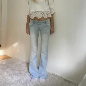 (GRATISFRAKT) Lowrise bootcutjeans  - GRATIS FRAKT❗️❗️❗️ Intressekoll på mina supersnygga goodies jeans då de tyvärr är för stora 🩵 Det sydda syns inte alls när man har på sig de om man inte kollar under. Hålet på bilden kan jag laga om man inte vill själv 🤗 Midja; 37,5 Innerben; 81