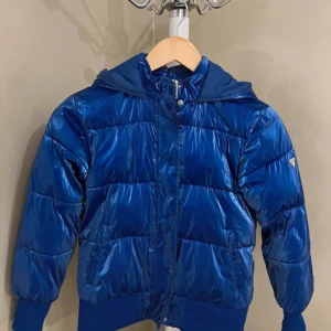 GUESS blå vinterjacka  - Använd bara några gånger. Storlek 134cm, passar perfekt till vintern. 