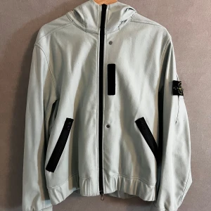 Stone Island SW 3L jacka - Stone Island shadow project jacka i storlek L. En turkos, lätt jacka i tre lager som kombinerar mjukhet från ull och komfort från stretchnylon.