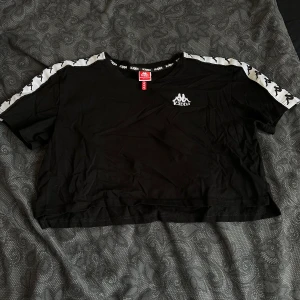 Kläder - Bra skick 1. Stl. S (100kr) 2. Stl. S (100kr) 3. Stl. S (70kr) 4. Stl. L (3 för 100kr) (passar S-L) 5. Stl. 164 (50kr)