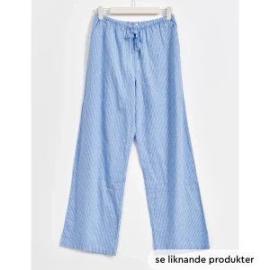 Randiga linnebyxor  - Randiga linnebyxor från ginatricot helt slutsålda i modellen petite. Storlek M passar någon som är ca 160. Helt nya endast testade. 