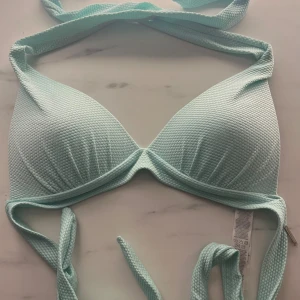 Turkos bikinitopp - Bra skick, inga fläckar eller sådant, knytbara band 